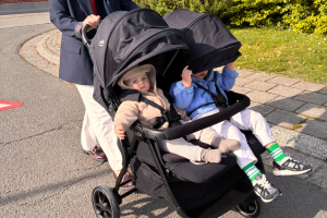 2 kindjes in de Estrella duo kinderwagen van Joie