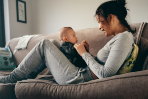 mama die tegen haar baby babbelt in de zetel