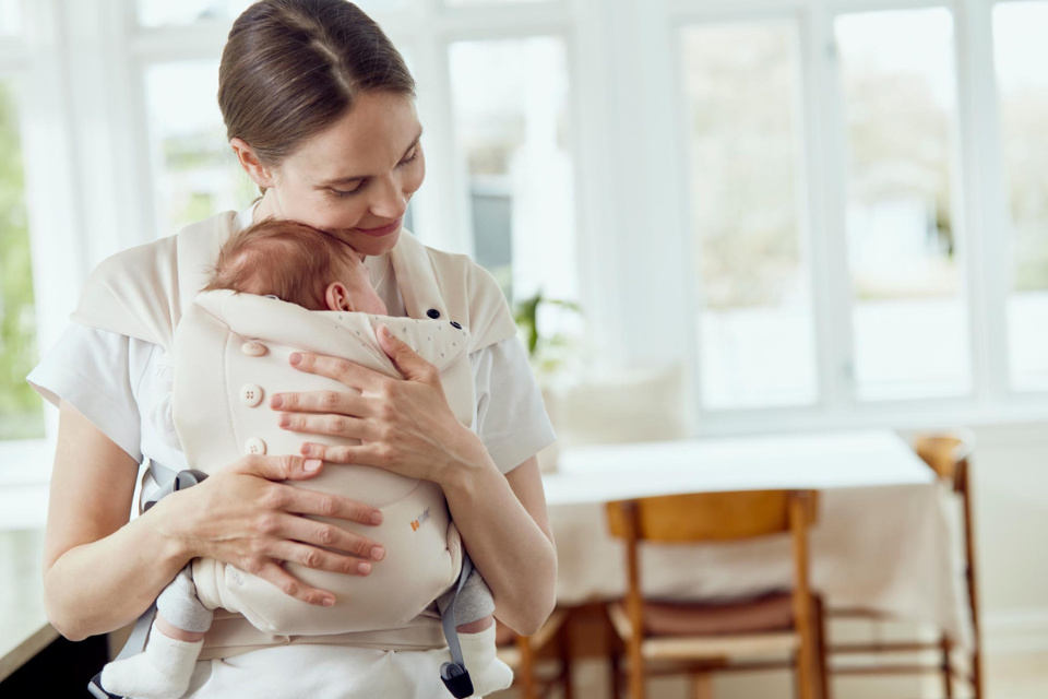 Mama met baby in draagzak