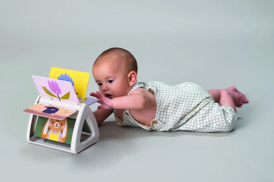 baby'tje dat met een tummy time speeltje speelt