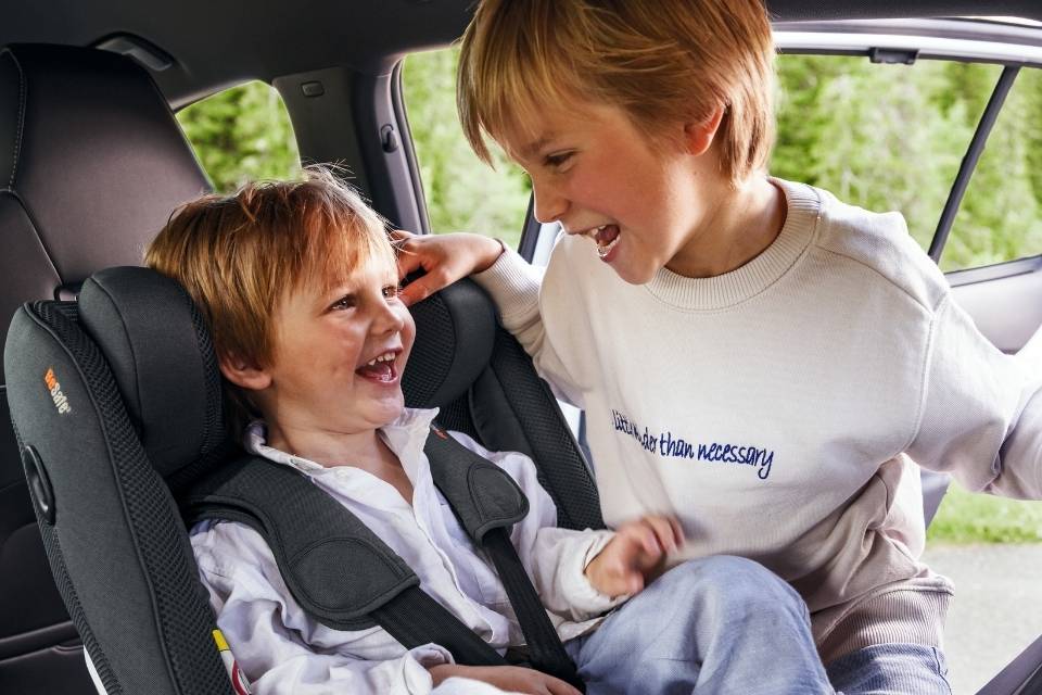 2 kindjes in de auto met de BeSafe Beyond 360 i-Size