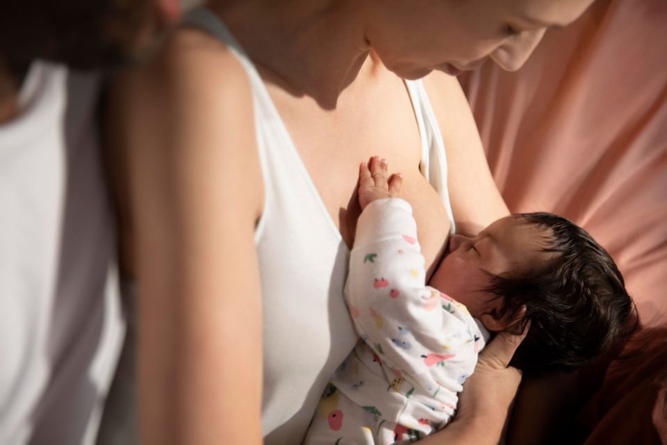 Mama geeft borstvoeding aan baby