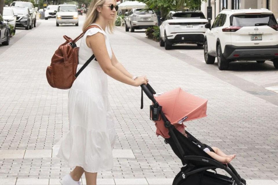 Mama en baby met Yoyo buggy