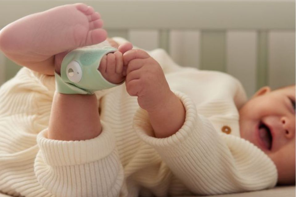 Baby met Dream Sock van Owlet