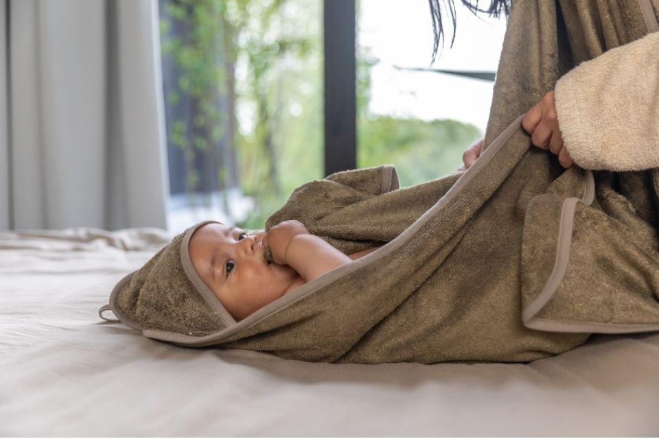 Baby in cuddle towel van Timboo