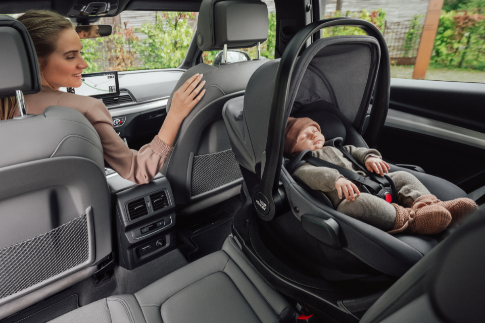 mama en baby in auto