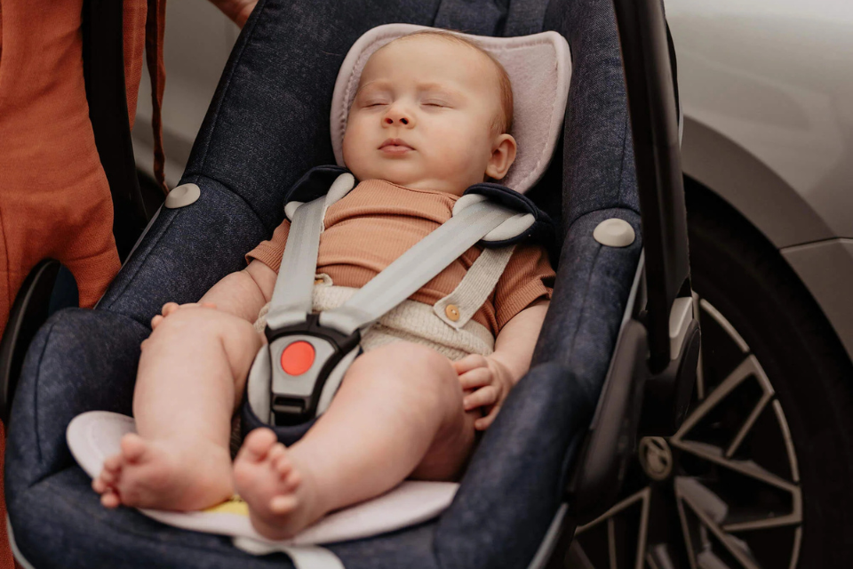 slapende baby in autostoel met air layer