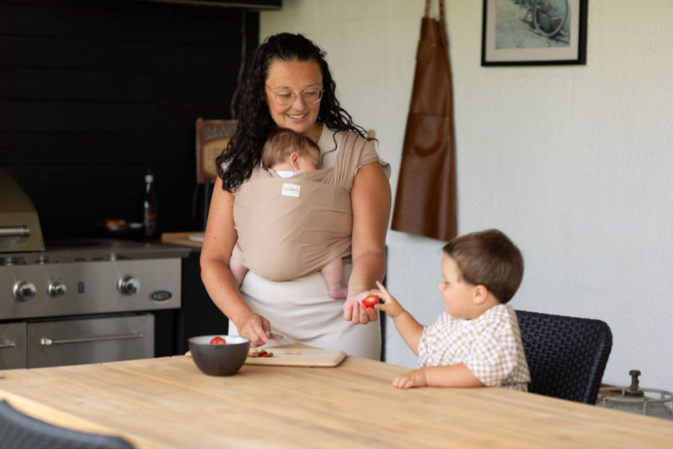 mama met draagdoek en kindjes