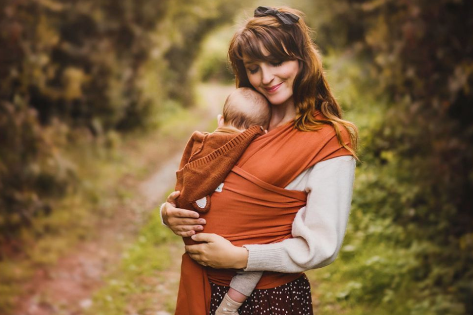 mama met baby in draagdoek