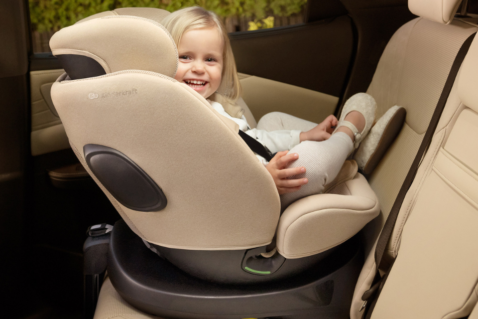meisje in de I-Lite autostoel