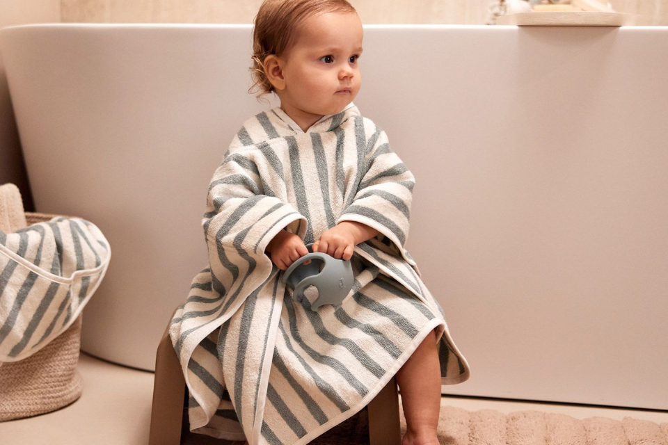 baby in badponcho van jollein