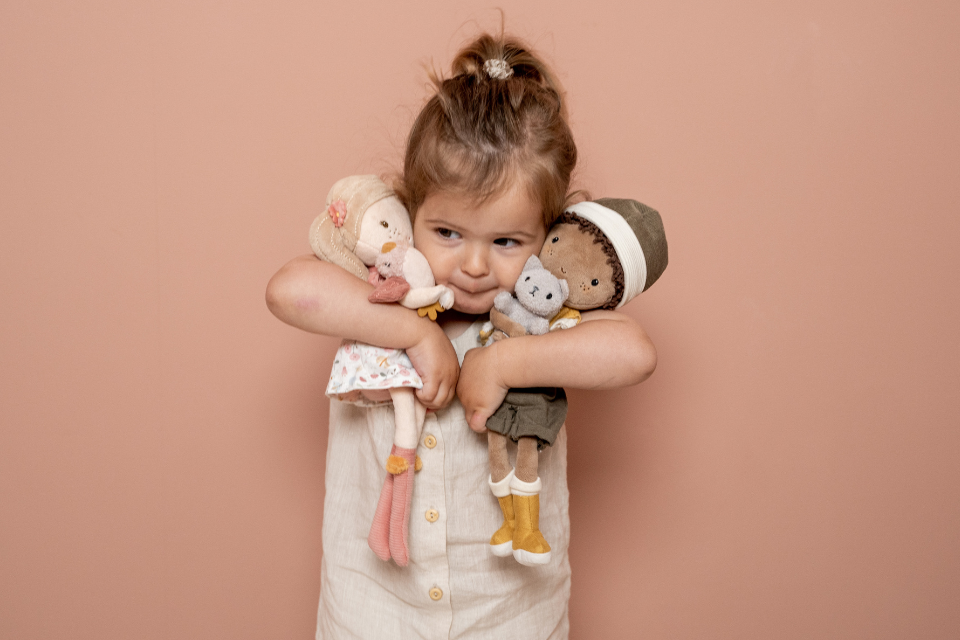 meisje dat twee knuffels vasthoudt