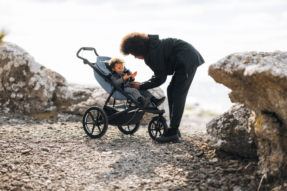 papa en baby in kinderwagen
