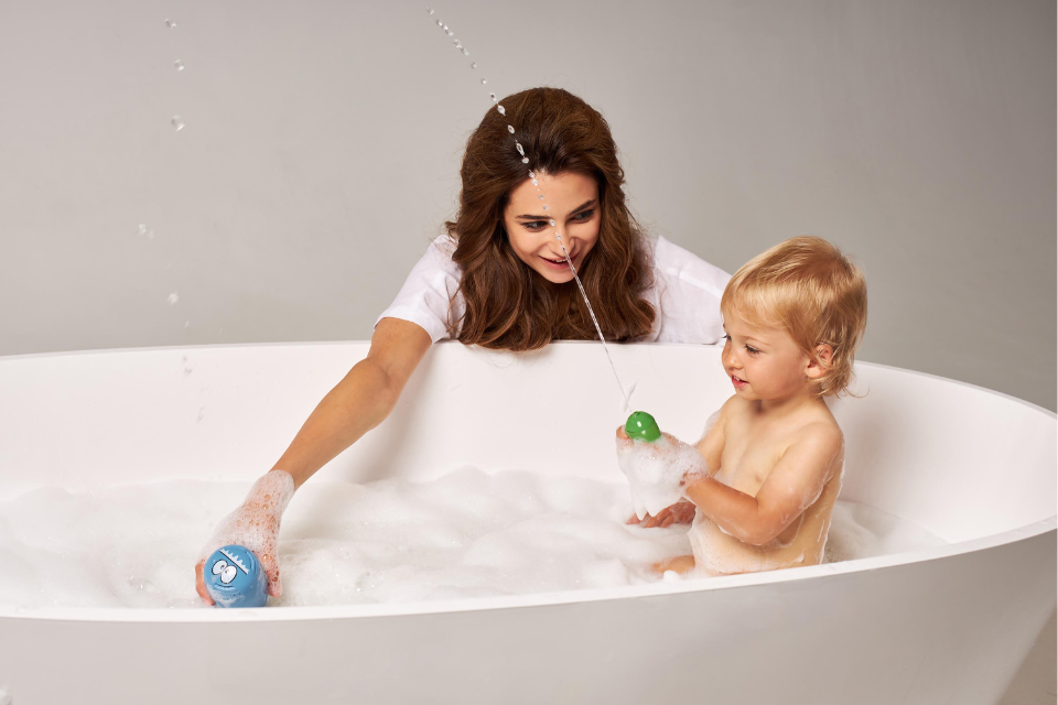 baby in bad met mama ernaast