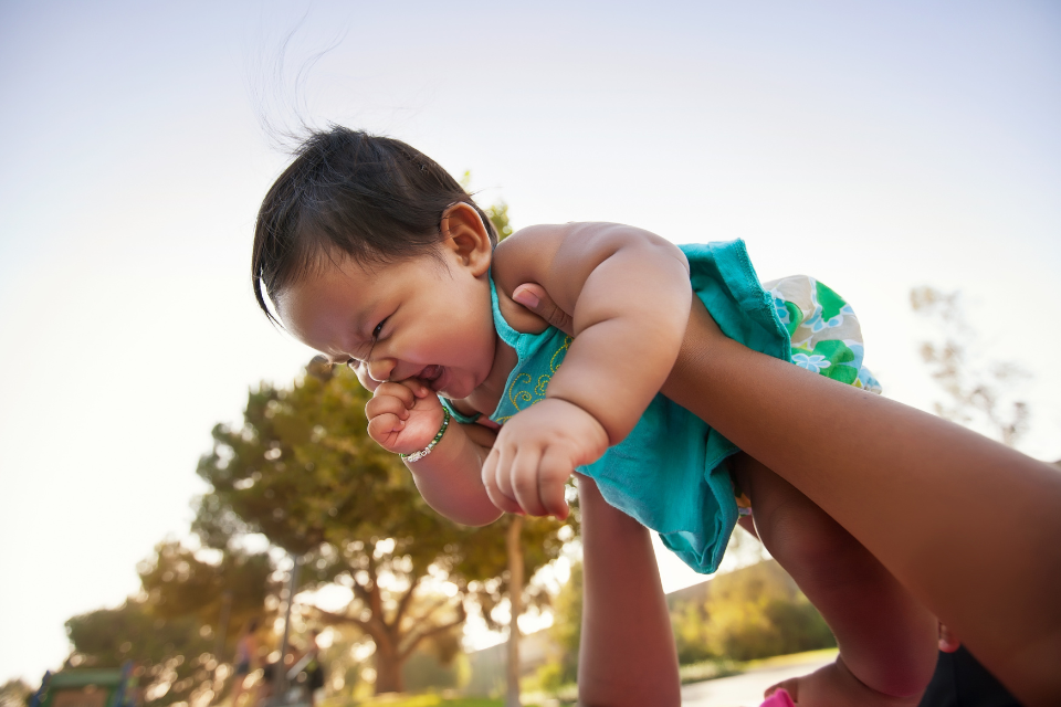 baby'tje dat opgetild wordt