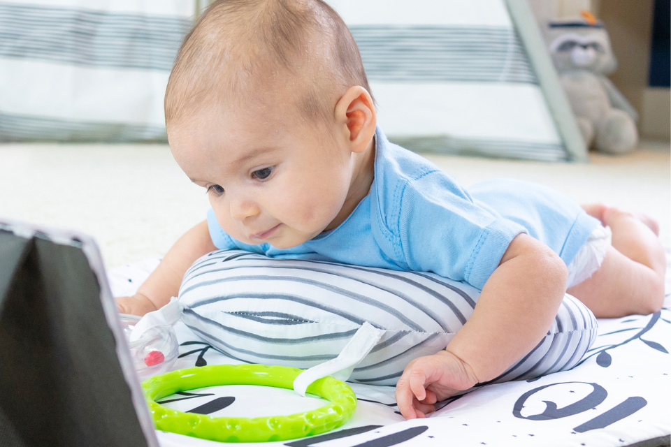 baby die aan tummy time doet