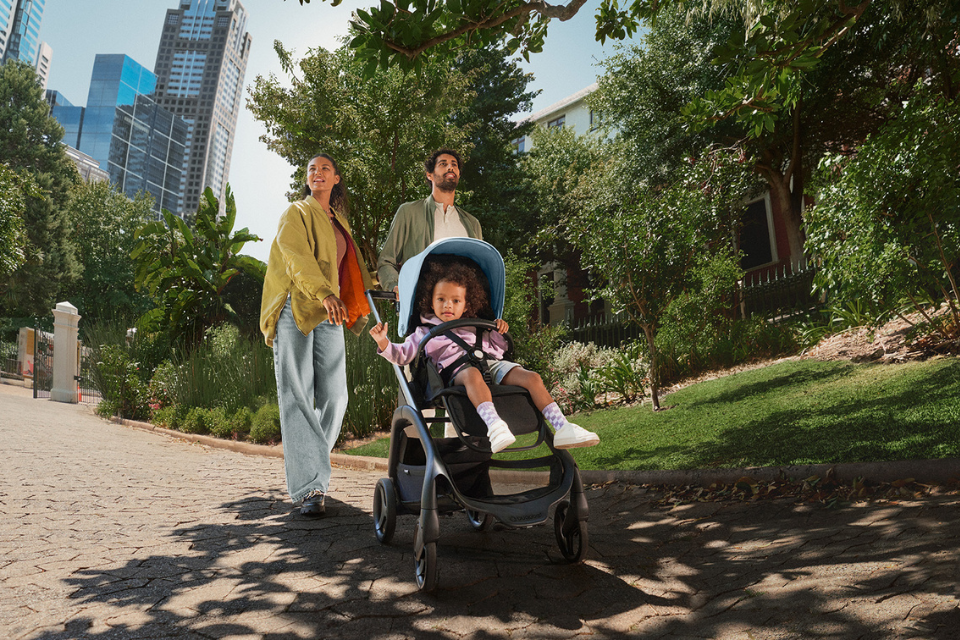 ouders op stap met kindje in de kinderwagen