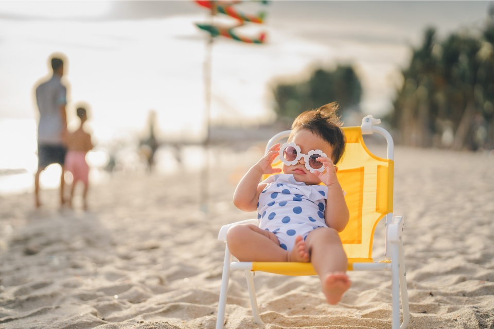 baby met zonnebril in strandstoeltje